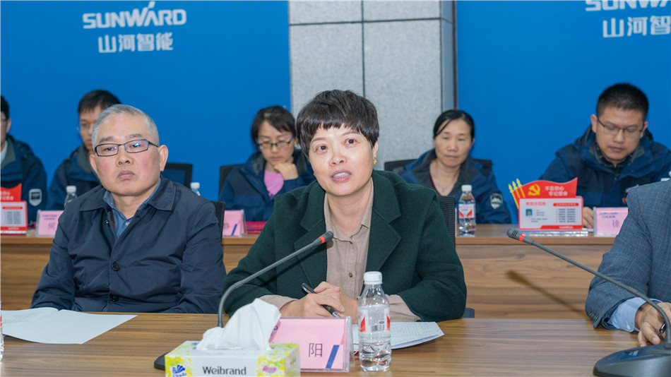 �ǹ��ɶԹ������ܾ����������ѧϰ���л���Ա���˶����Ľ�Ļ��ʽ