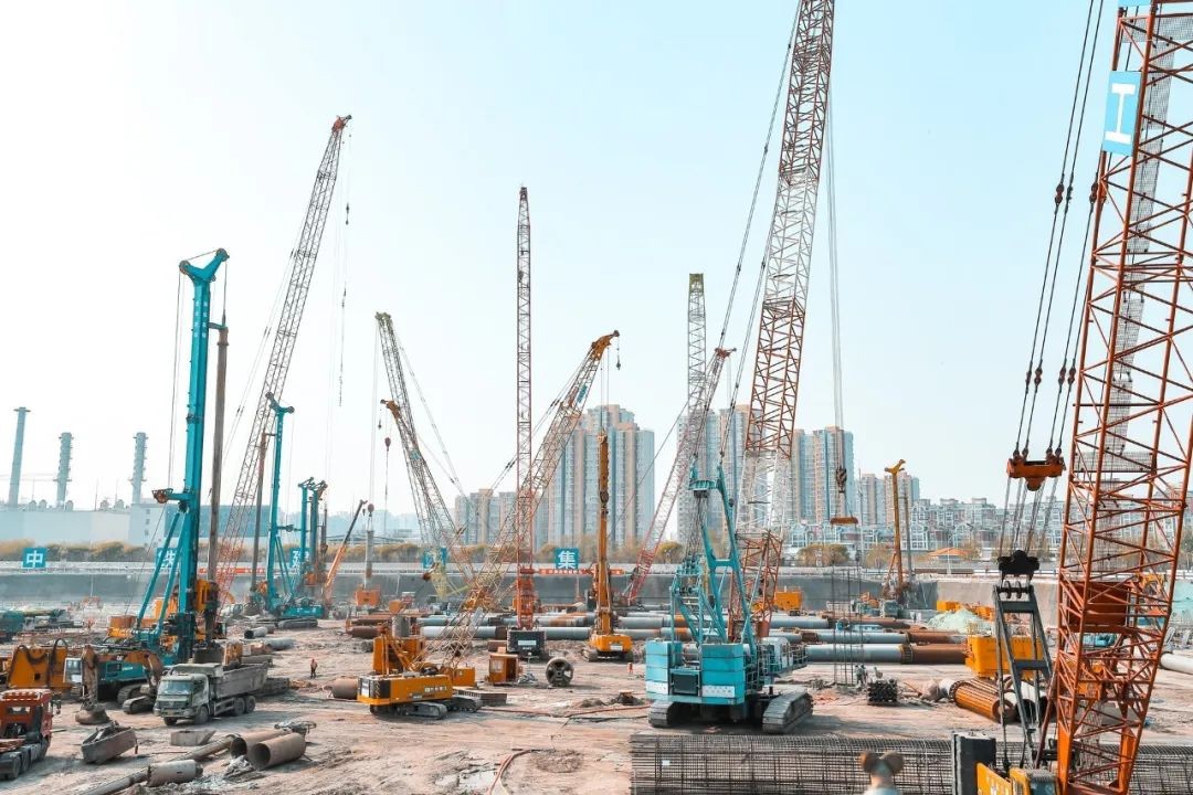 �ǹ��ɶԹ�������װ����ս�����������ۺϽ�ͨ��Ŧ����