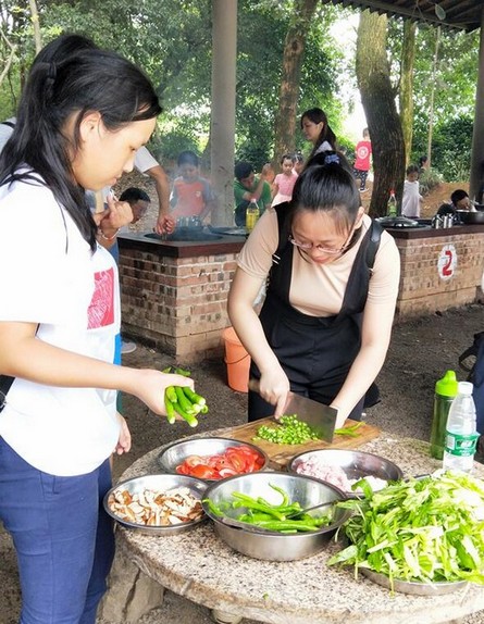 ����ǣС�֡����硱ת��һ���ǹ��ɶԹ��������״���һ���������˶�Բ������