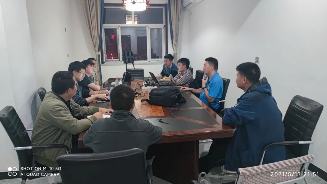 �¾���ս���ڷ�ɳ�е�����װ���Ŷ�