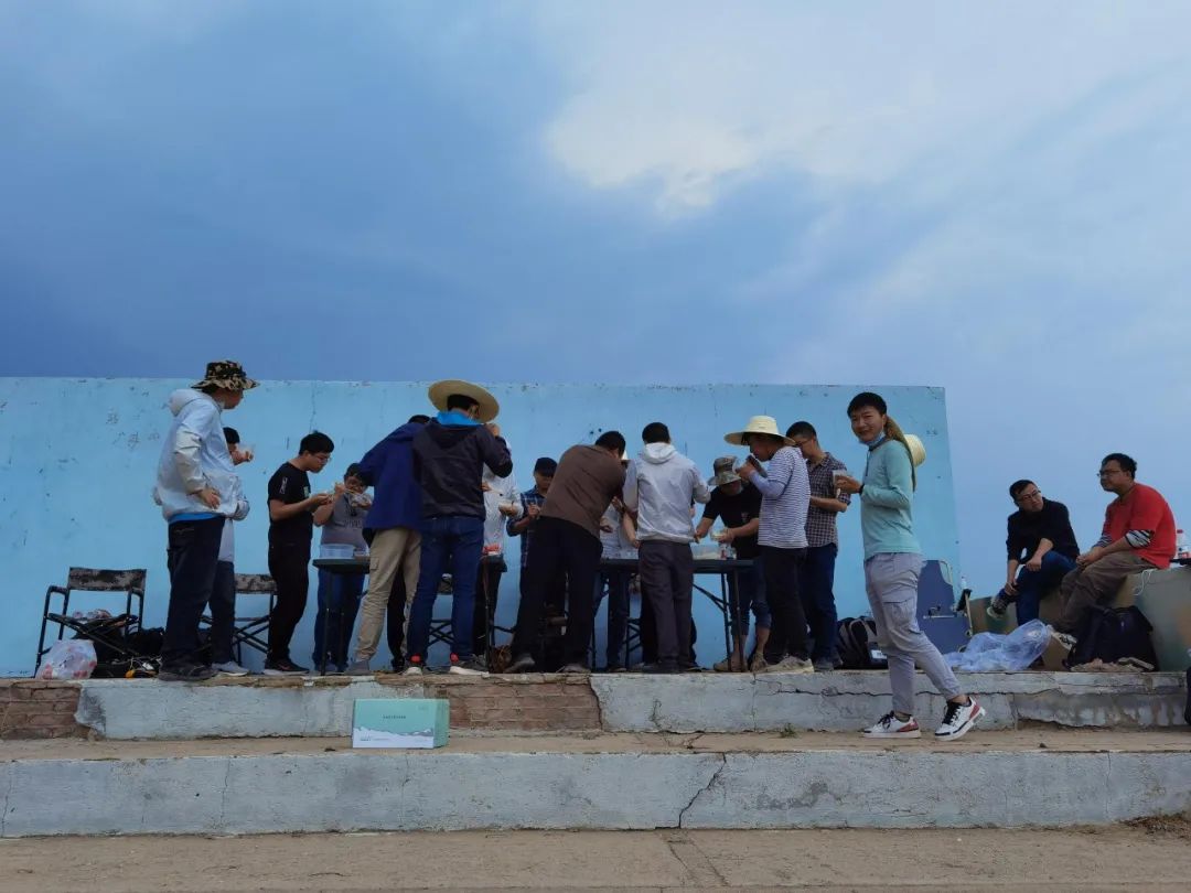 �¾���ս���ڷ�ɳ�е�����װ���Ŷ�