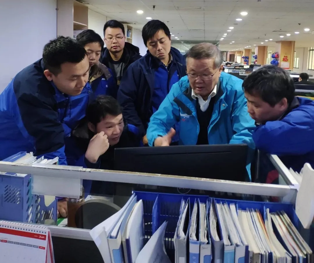 ý��۽� | �ǹ��ɶԹ������ܶ��³�����ϯר�Һ��廪���м���������� ʩչ�ȵ�ʽ�������� �߸����������辶