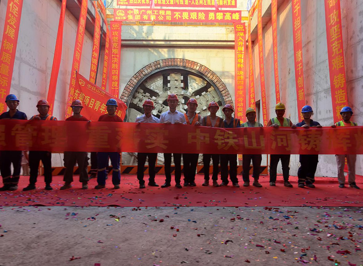 ��ս58����ҹ�������ǹ��ɶԹ���32�Ŷܹ���˳��ᴮ��ݸ����һ���ߵ�������