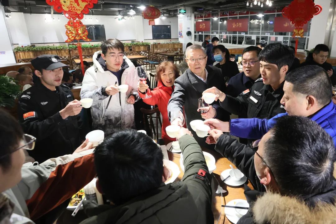 糖果派对官网智能董事长何清华与留厂员工一起过大年!