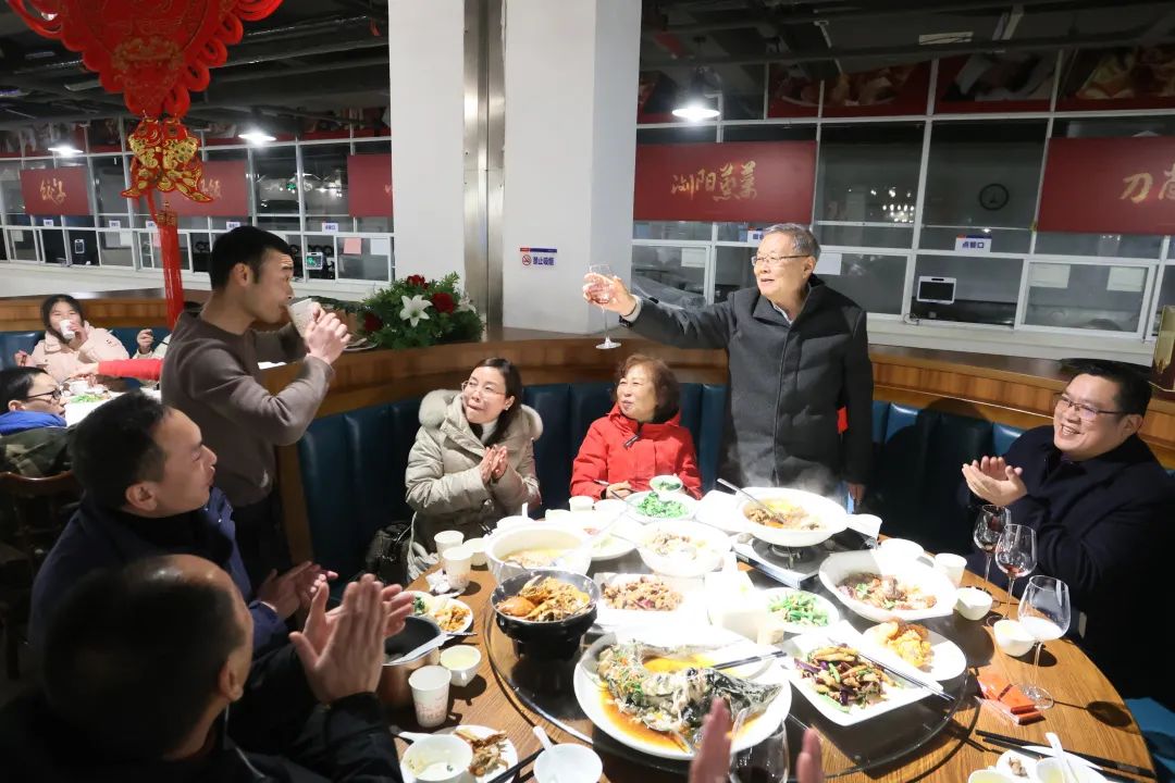 糖果派对官网智能董事长何清华与留厂员工一起过大年!