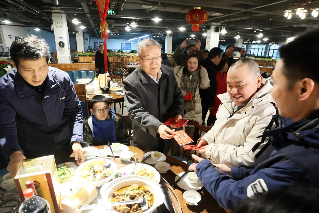 糖果派对官网智能董事长何清华与留厂员工一起过大年!