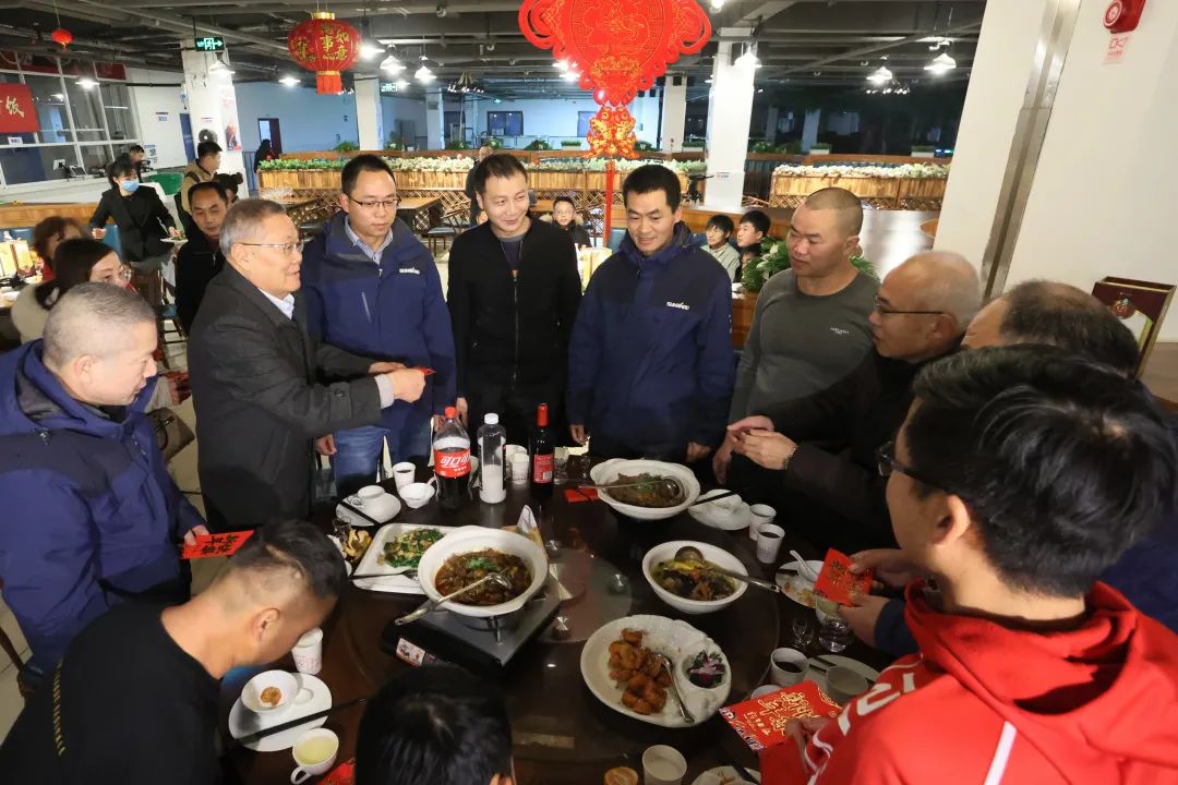 糖果派对官网智能董事长何清华与留厂员工一起过大年!