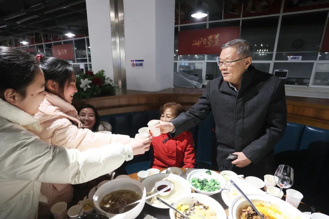 糖果派对官网智能董事长何清华与留厂员工一起过大年!