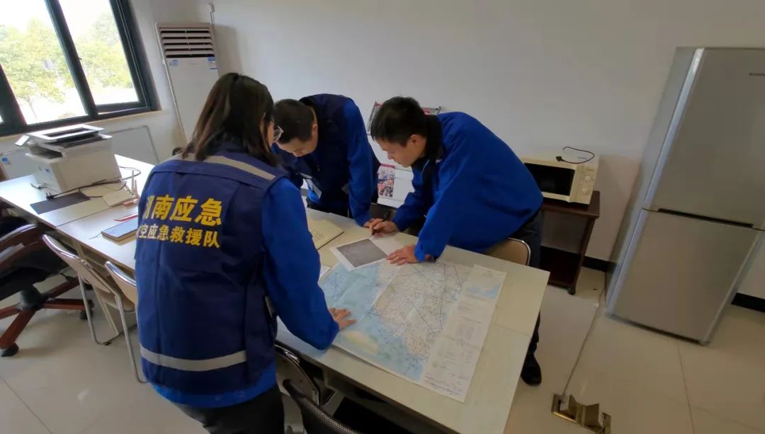 �������������Ϻ���Ӧ����Ԯ���ǹ��ɶԹ�������չ�֡��ǹ��ɶԹ������ʡ�