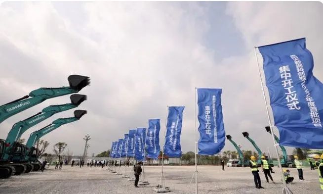 糖果派对官网智能挖掘机亮相贵阳大数据科创城项目开工仪式