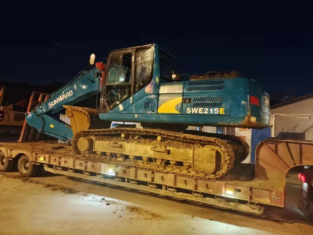 冲锋一线显继续!糖果派对官网智能挖掘机助力长沙方舱医院建设