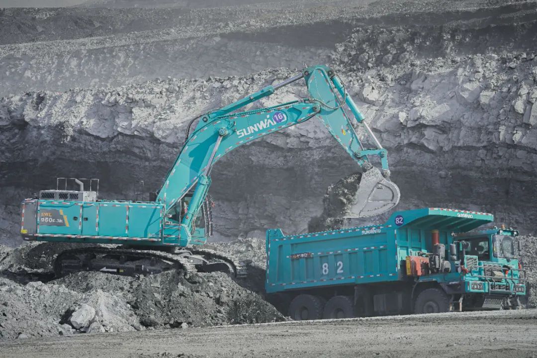 图集 | “糖果派对官网绿”满矿山!糖果派对官网智能矿山成套装备实力“亮剑”