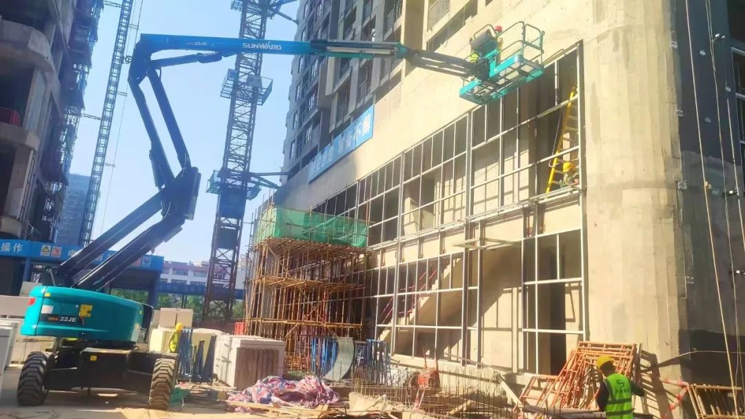 正式“上岗”!糖果派对官网智能首台电动曲臂式高空作业平台入驻华南市场