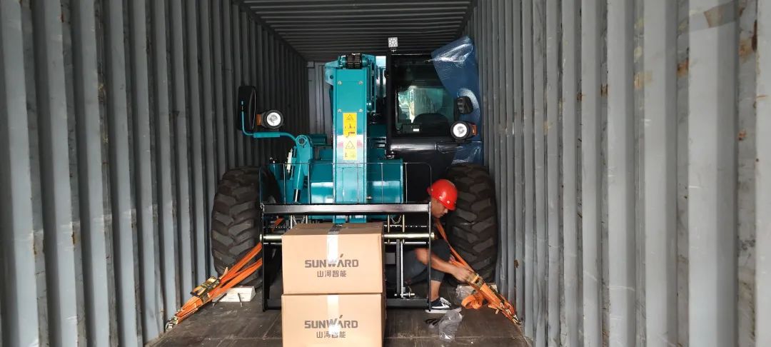 单笔采购金额万万元!糖果派对官网智能伸缩臂叉装车批量出口