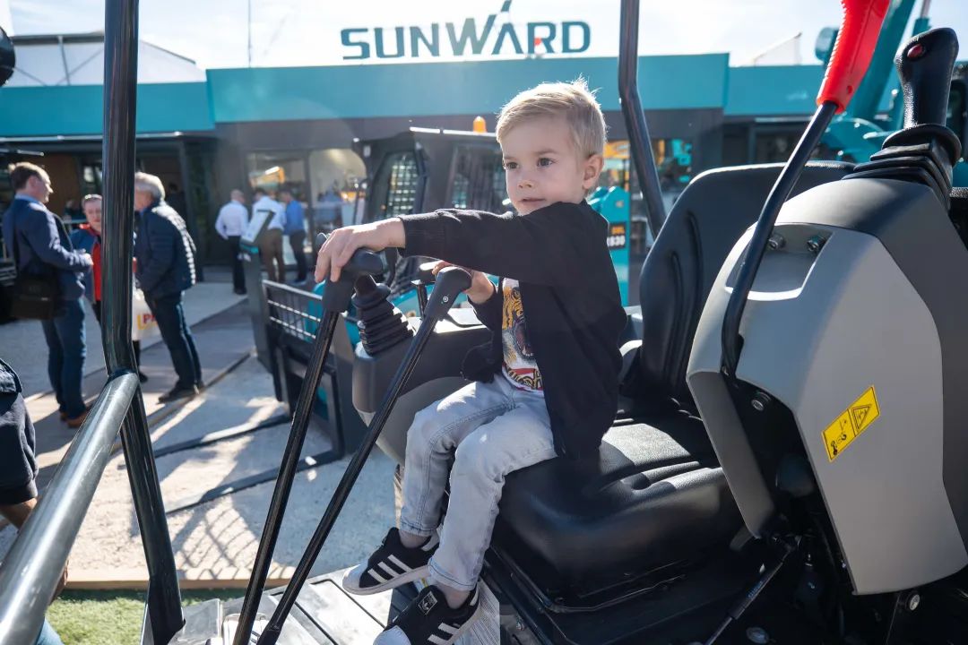 Bauma 2022 | 一组火热现场图带您重温糖果派对官网智能德国宝马展之旅