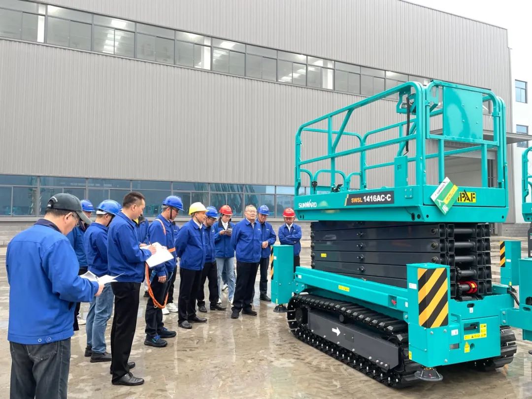 出厂即“出道”!糖果派对官网智能首款履带剪叉式高空作业平台批量上市