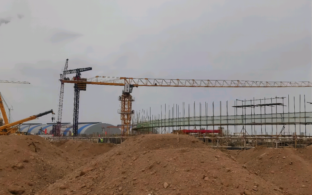 大漠沙漠展雄姿!糖果派对官网江麓塔机助力常乐电厂项目