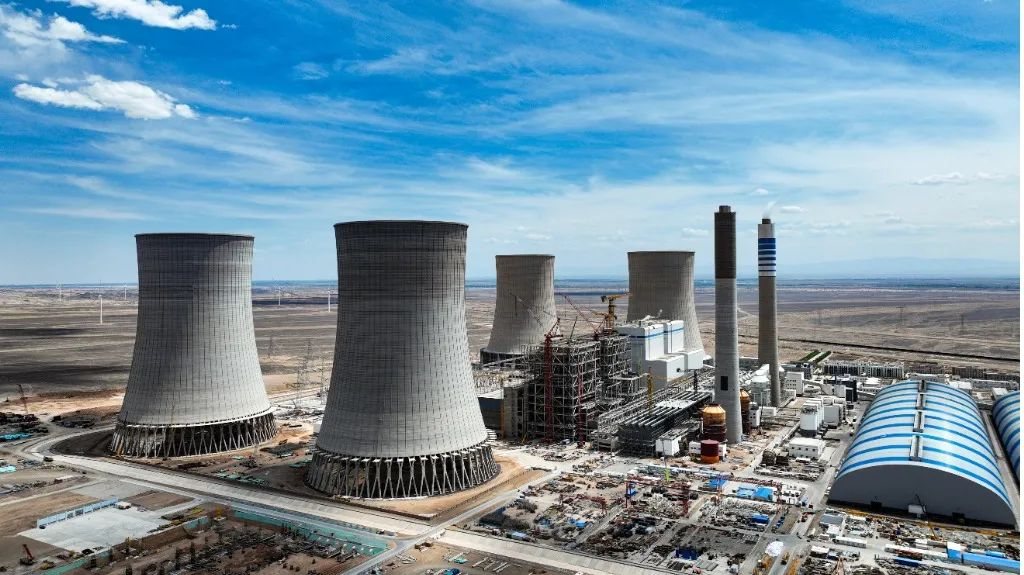 大漠沙漠展雄姿!糖果派对官网江麓塔机助力常乐电厂项目