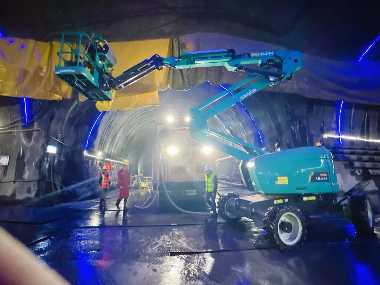 不惧高海拔挑战!糖果派对官网智能高空机械实力助建川藏铁路