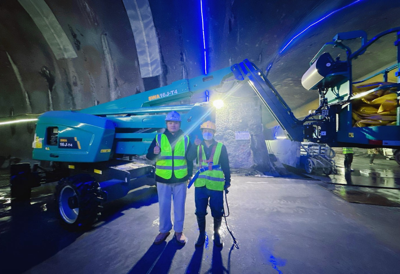 不惧高海拔挑战!糖果派对官网智能高空机械实力助建川藏铁路