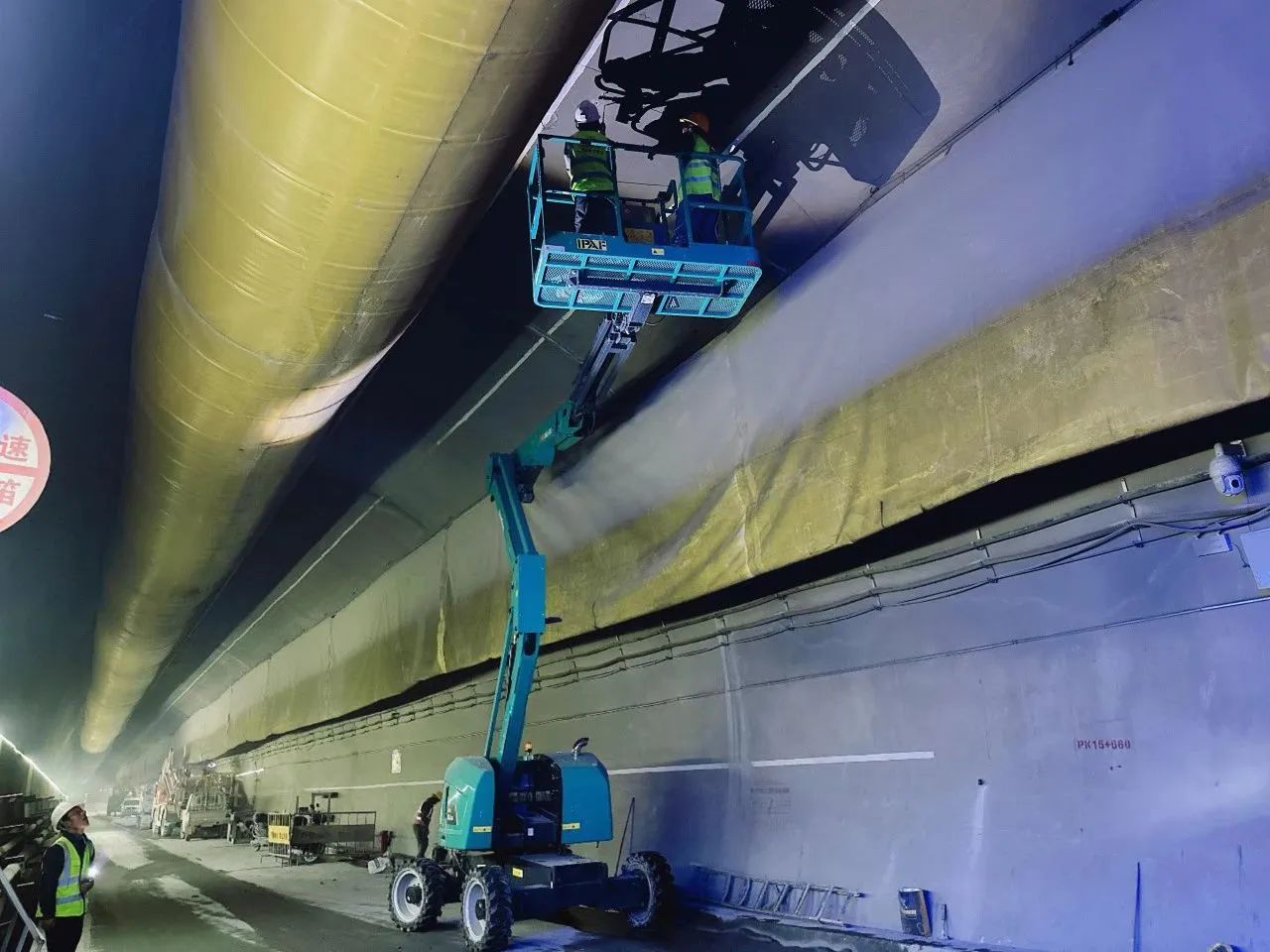 不惧高海拔挑战!糖果派对官网智能高空机械实力助建川藏铁路