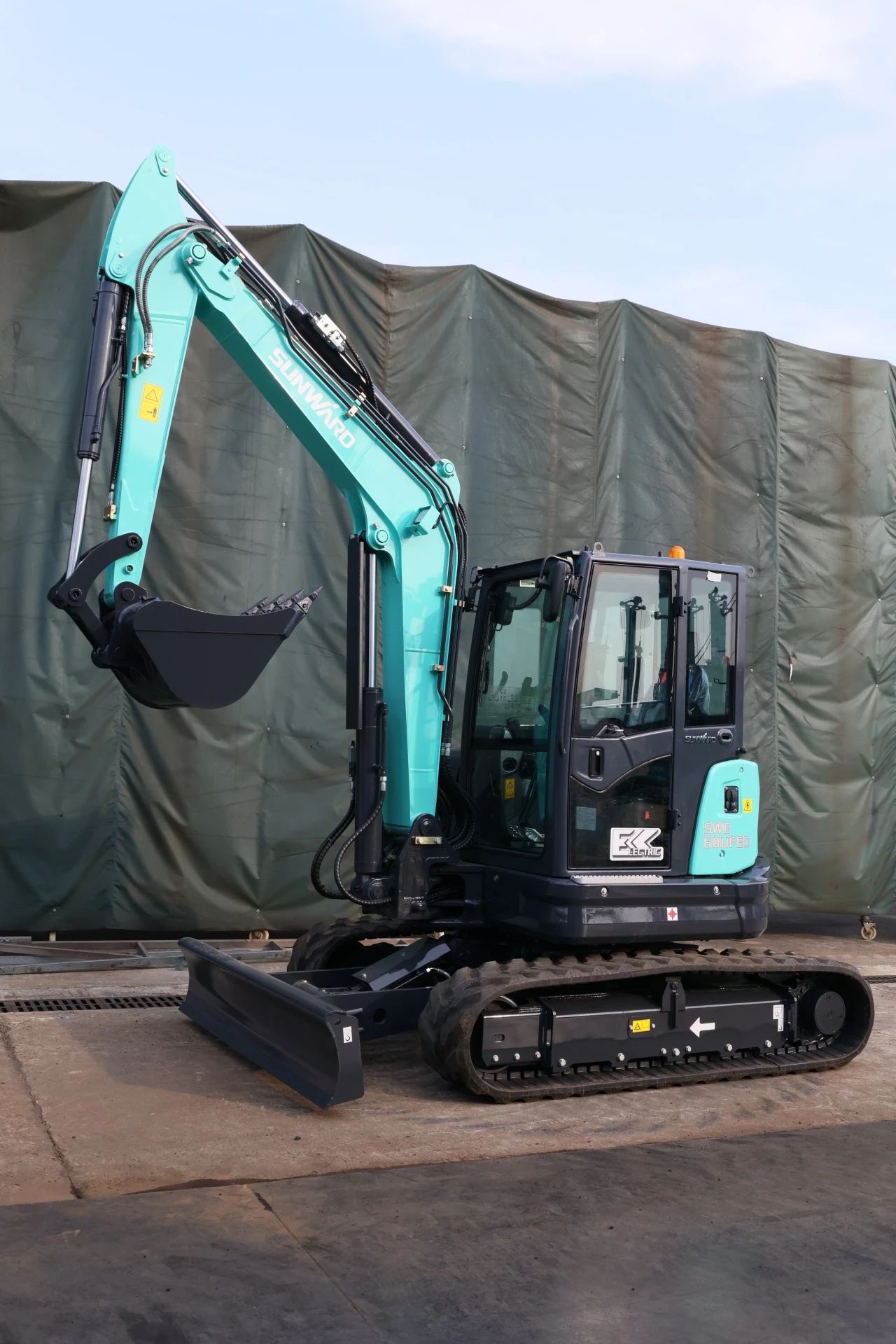 绿色上新!糖果派对官网智能SWE60UFED纯电动无尾挖掘机乐成下线