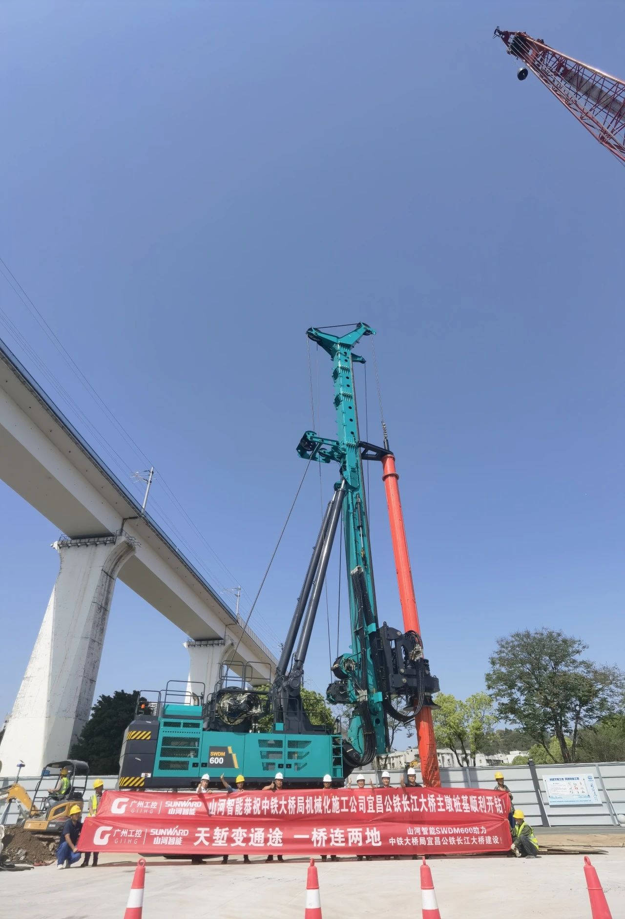 再战“天下级工程”!糖果派对官网智能旋挖钻机助力宜昌长江公铁大桥建设