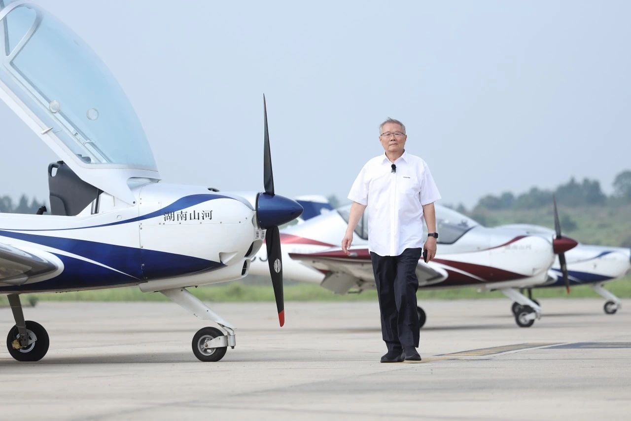 ¡¾½ñÍí7:30¡¿ºþÄÏÎÀÊÓ¡¶´´ÒµÓеÃÁÄ¡·¶Ô»°ÌǹûÅɶԹÙÍøÖÇÄÜ£¦ÌǹûÅɶԹÙÍøÐǺ½Ê×´´ÈË ºÎÇ廪£º79Ëê¡°´´ÒµÇàÄꡱµÄµÍ¿Õ