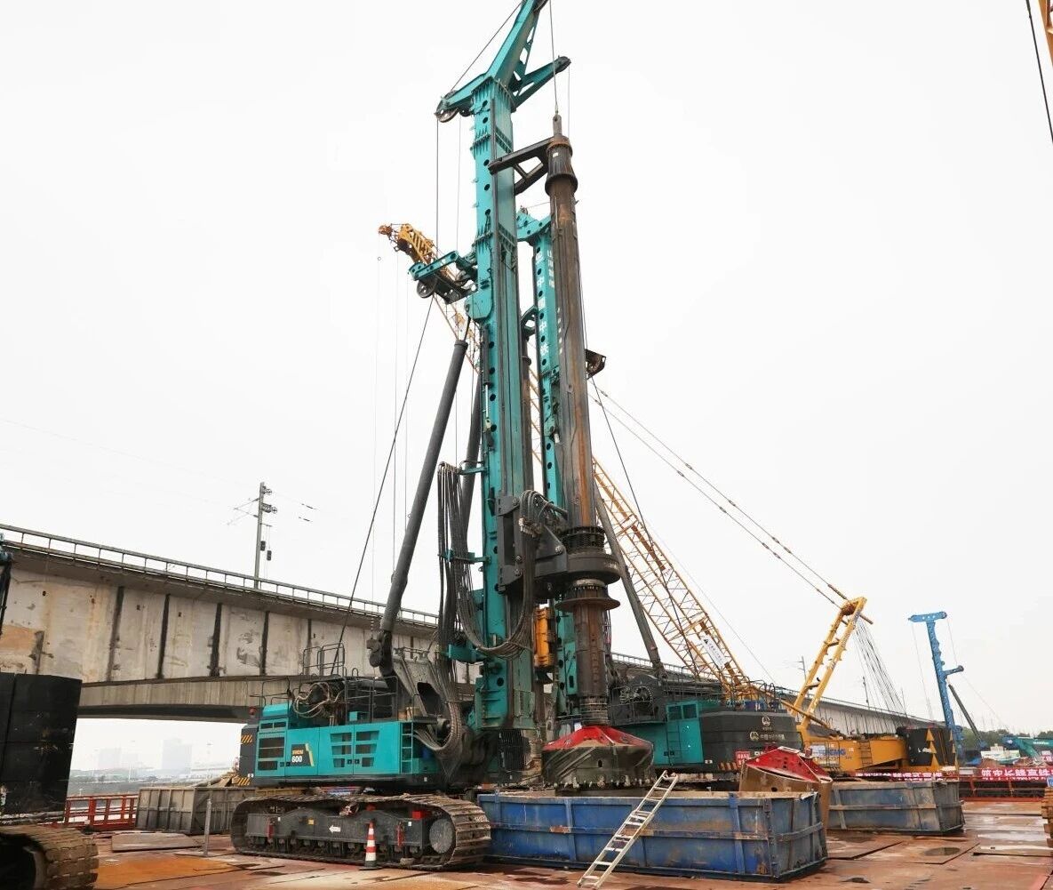 啃下“硬骨头”!糖果派对官网智能旋挖钻机助力长沙湘江铁路特大桥主墩桩基工程完善收官