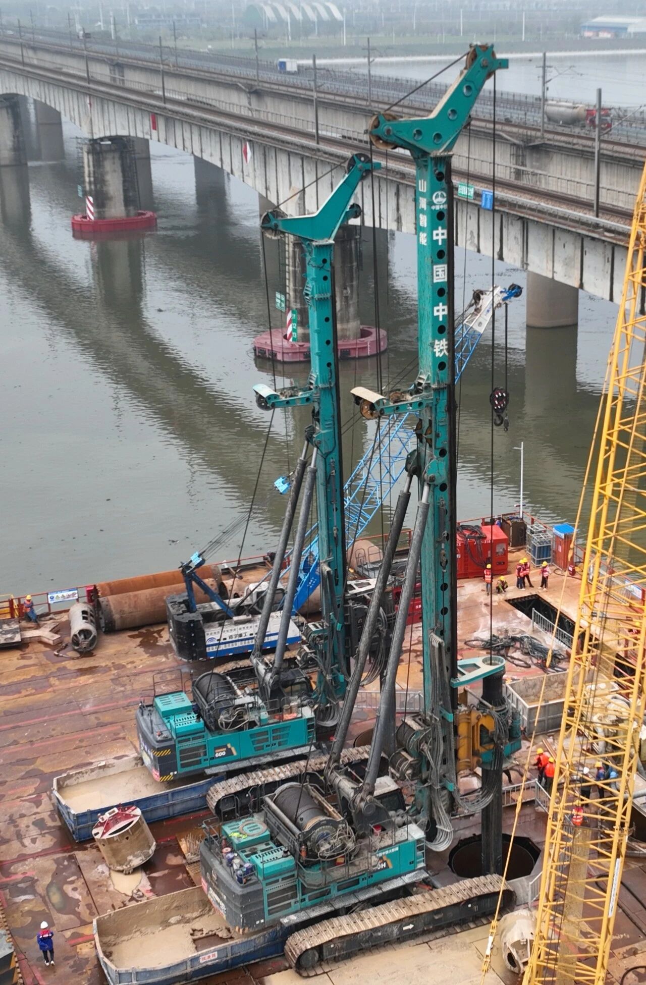 啃下“硬骨头”!糖果派对官网智能旋挖钻机助力长沙湘江铁路特大桥主墩桩基工程完善收官