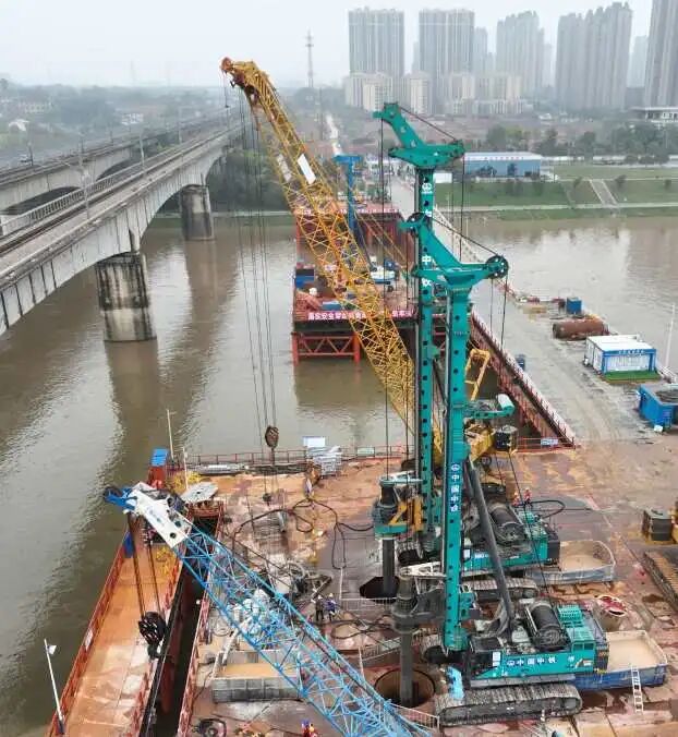 啃下“硬骨头”!糖果派对官网智能旋挖钻机助力长沙湘江铁路特大桥主墩桩基工程完善收官